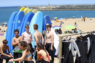 Étudiants irlandais se préparant à surfer... détente dans l&#39;océan